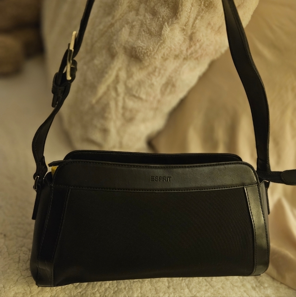ESPRIT Est. 1968 Classic Black Medium Size Zip Handbag